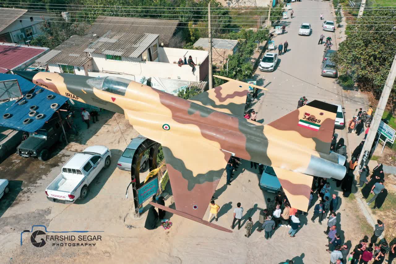 ماکت هواپیمای  F5 در روستای ریحان آباد گلوگاه نصب و رونمایی شد