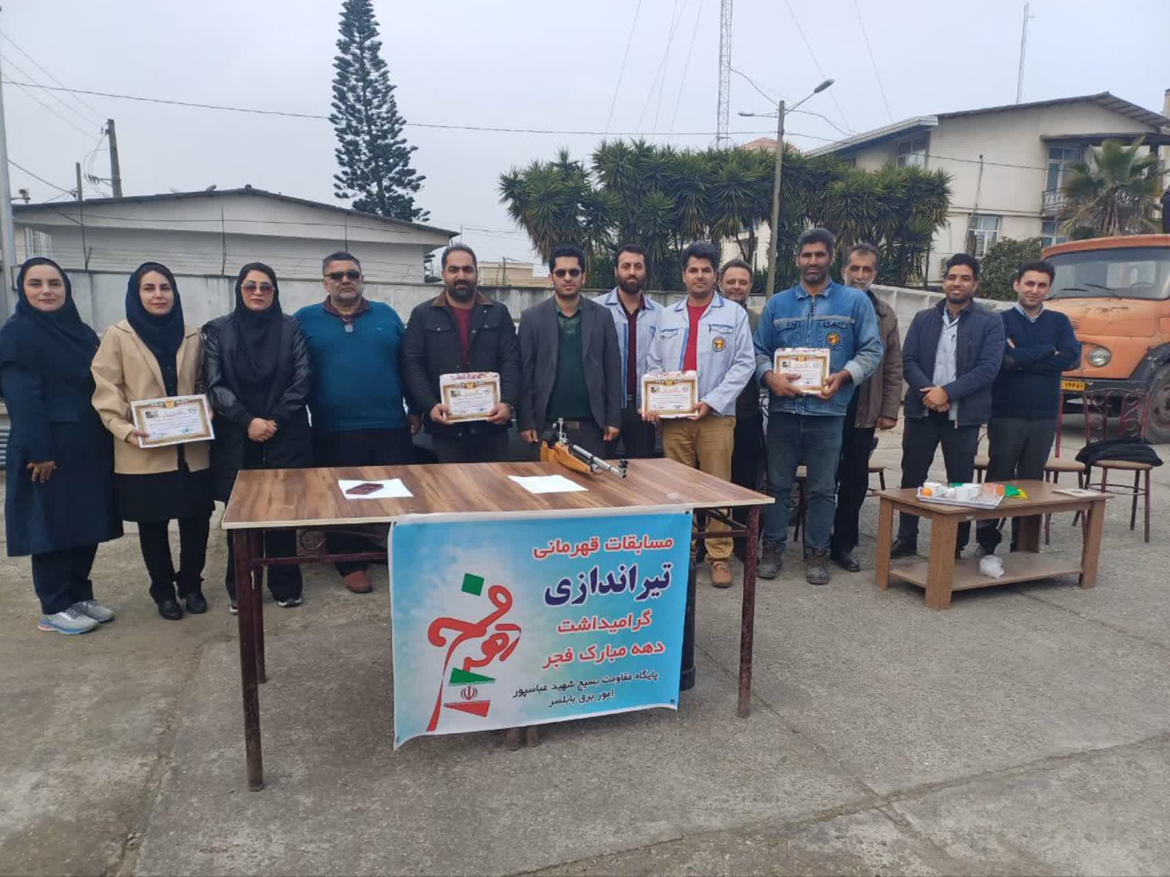 رقابت کارکنان برق بابلسر در تیراندازی بمناسبت دهه فجر