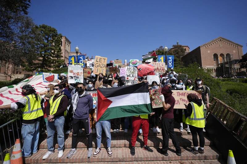 حامیان فلسطین از دانشگاه لس‌آنجلس شکایت کردند
