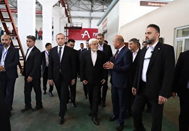 بازدید عارف از یک کارخانه در دوشنبه
