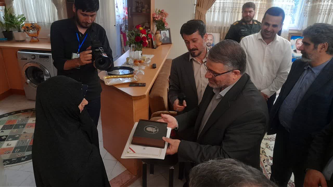 دیدار رئیس سازمان پزشکی قانونی کشور با خانواده شهید مدافع حرم عباسعلی علیزاده در ساری