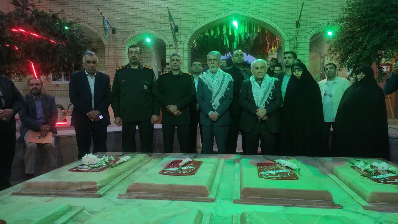ادای احترام وزیر فرهنگ به یادمان هشت شهید گمنام موزه دفاع مقدس مازندران