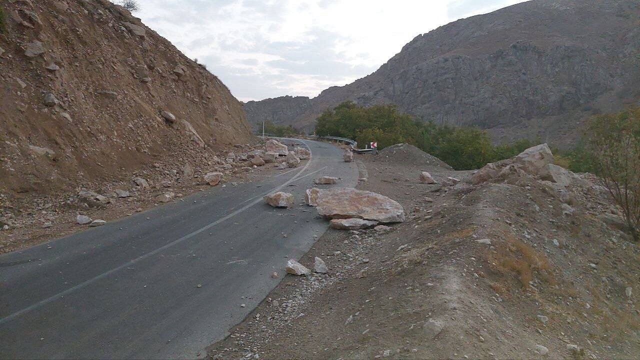 ریزش سنگ در جاده هراز