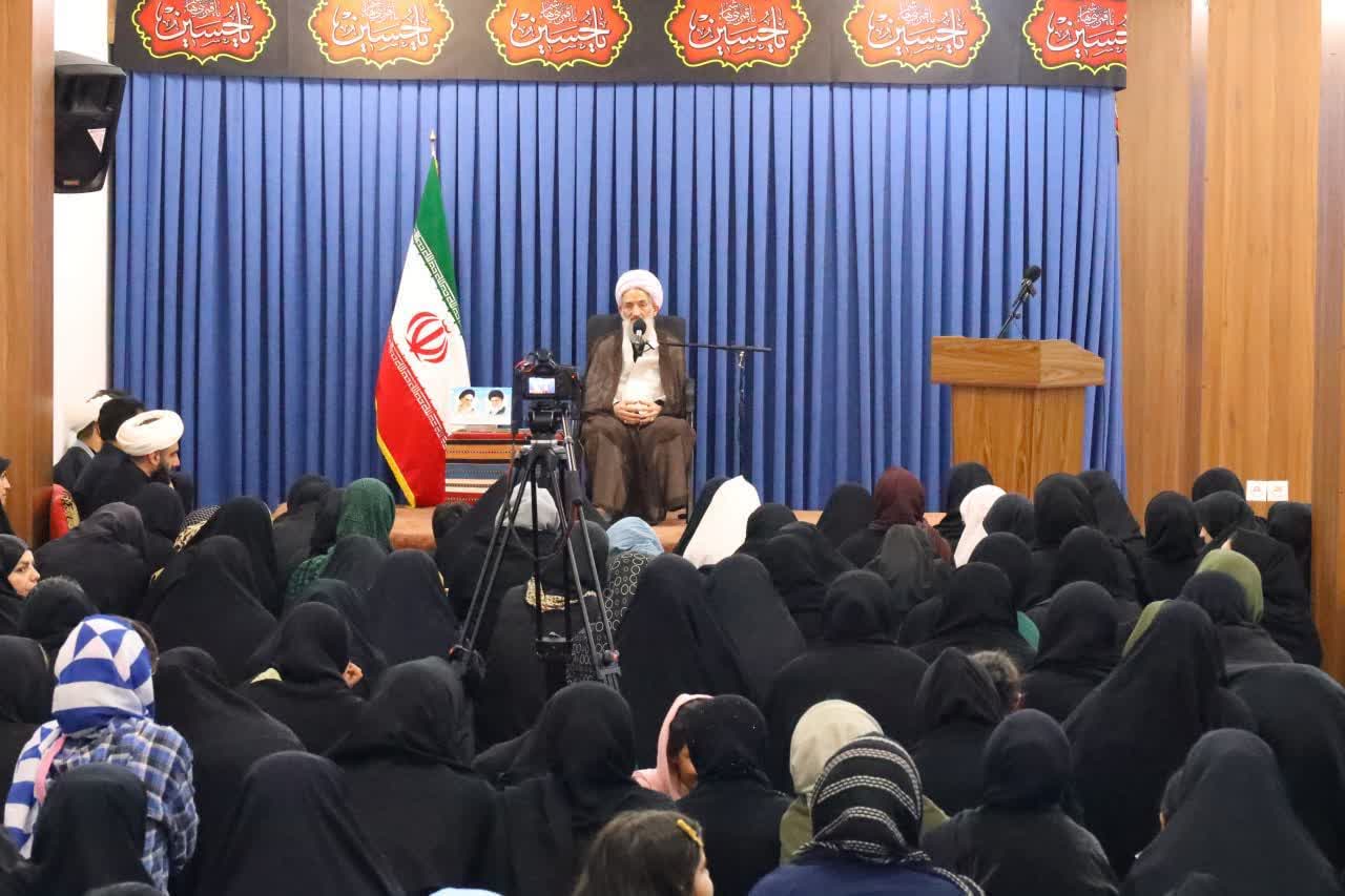۲۰۰ نفر از بانوان سرپرست خانوار تحت حمایت کمیته امداد مازندران با نماینده ولی فقیه در استان دیدار کردند