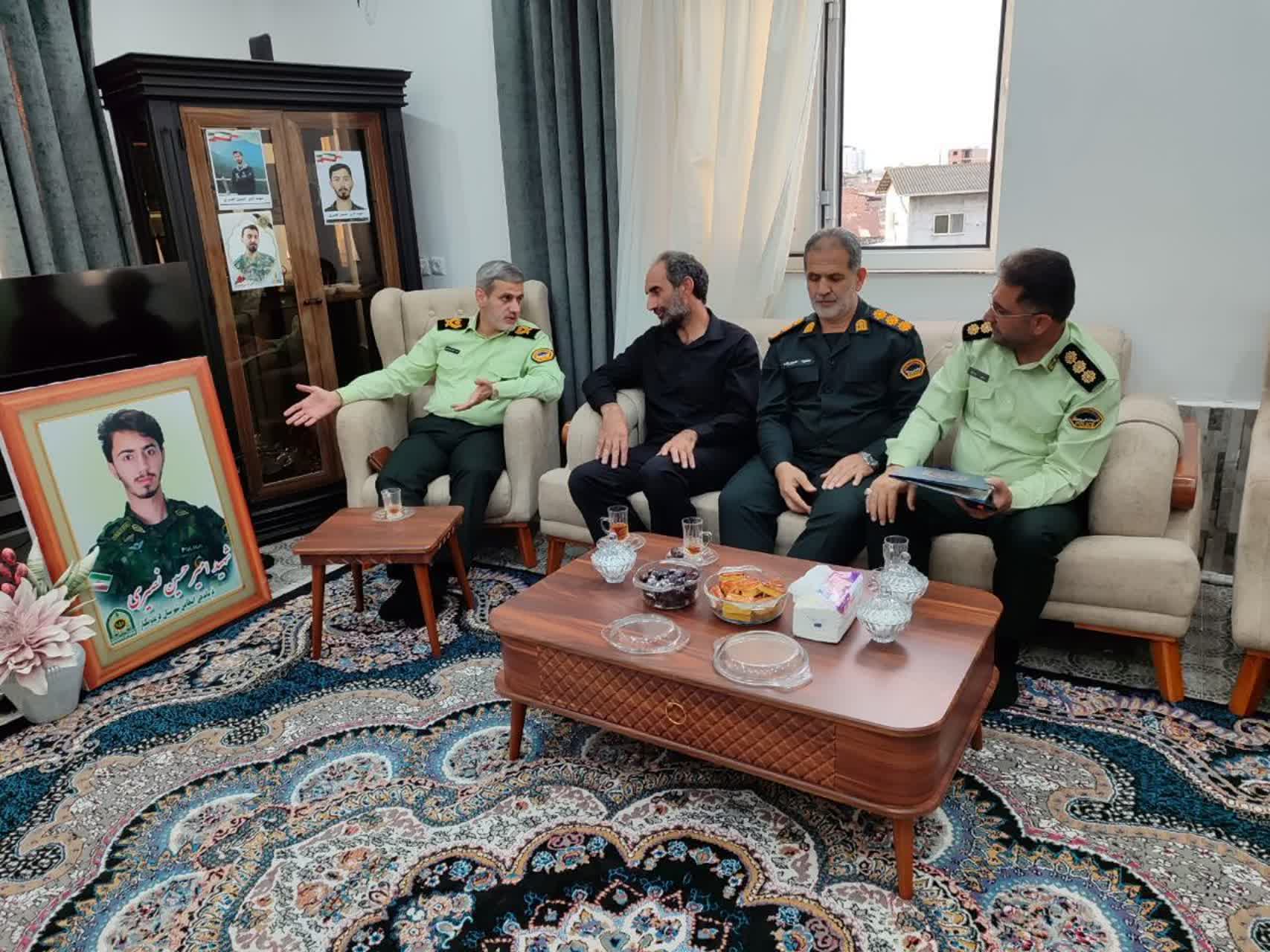فرمانده انتظامی استان مازندران به دیدار خانواده شهید مدافع وطن امیرحسین نصیری در فریدونکنار رفت